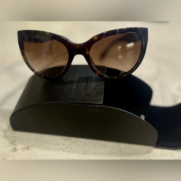 PRADA Tortoise Shell 🕶️ Sunglasses 👝🤎👜 - Picture 2 of 16